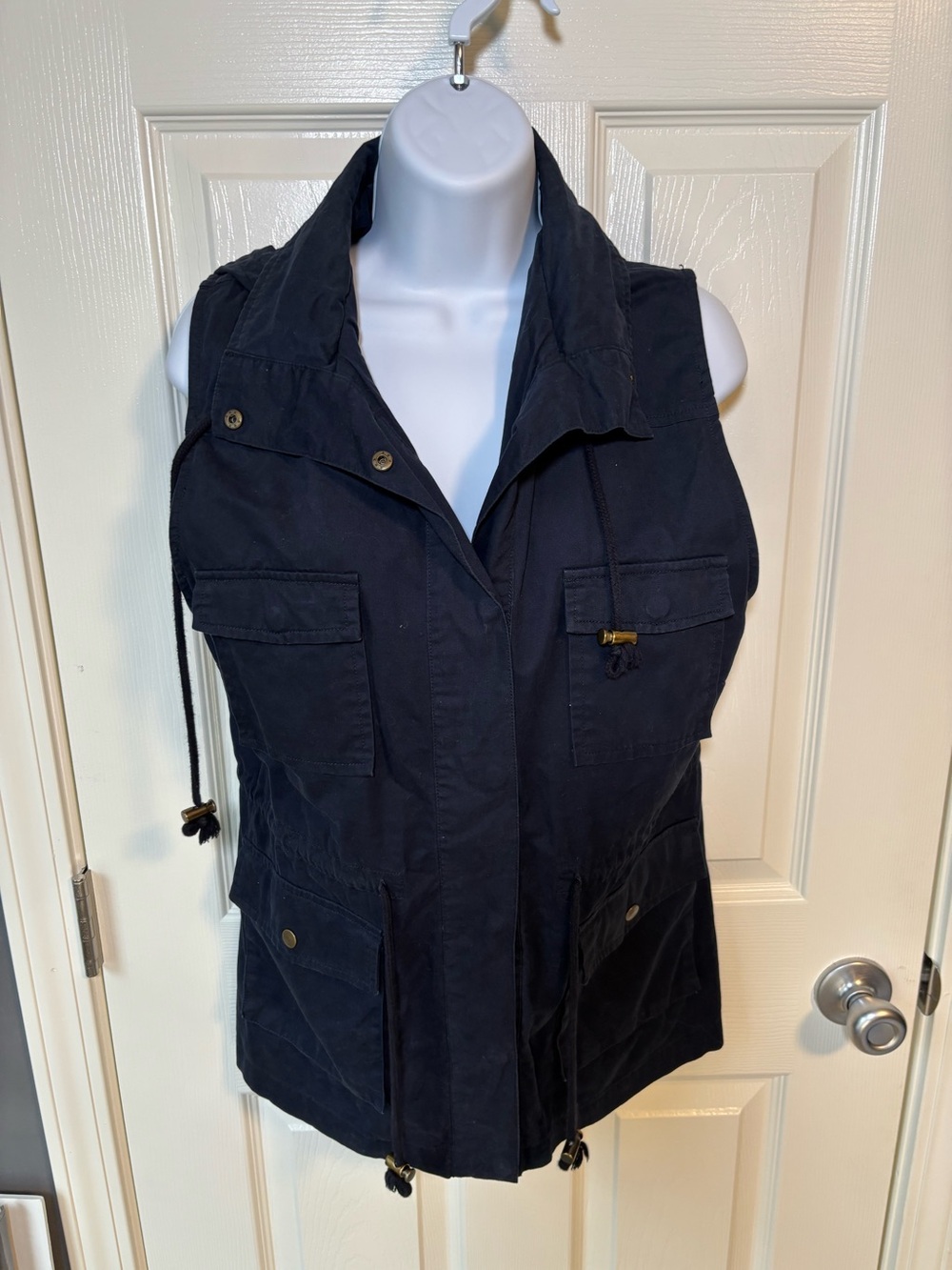 Love Tree navy vest with hood and pockets, size Large